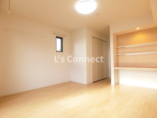 居室・リビング　角部屋で２面に窓があります。