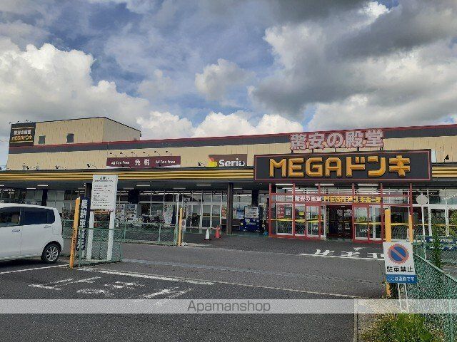 コンビニ　ファミリーマート東近江春日南店（コンビニ）まで551m