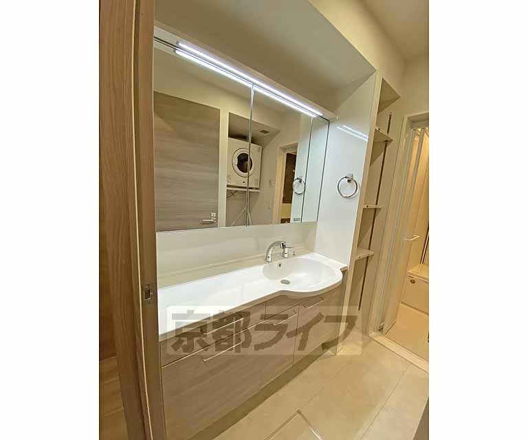 洗面設備　２人並んでも使えるワイドな洗面台です。