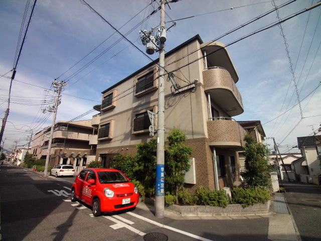 建物外観　閑静な住宅地の角地に建つマンションです