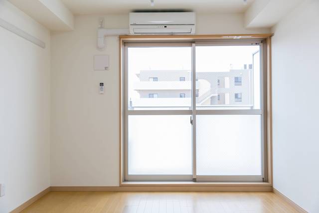 その他　落ち着いた色調の洋室です