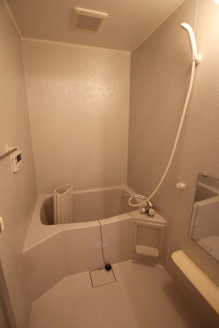 バス・シャワールーム　追焚き機能付き、鏡あります