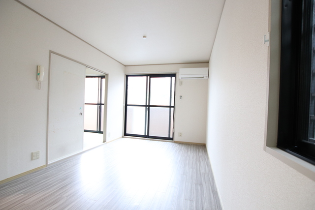 居室・リビング　２面採光のＤＫ