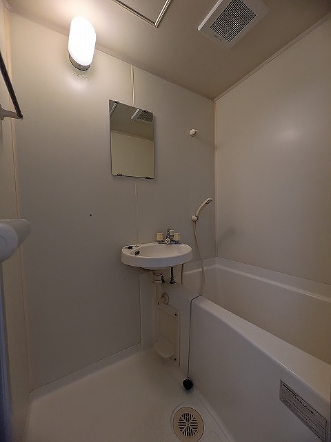 バス・シャワールーム　同物件、別号室のものです。