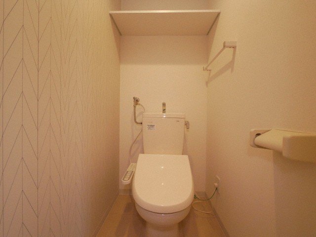 トイレ　※写真は別号室です。