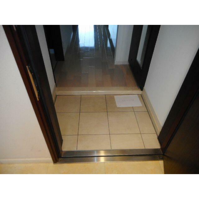 玄関　姿見鏡あり