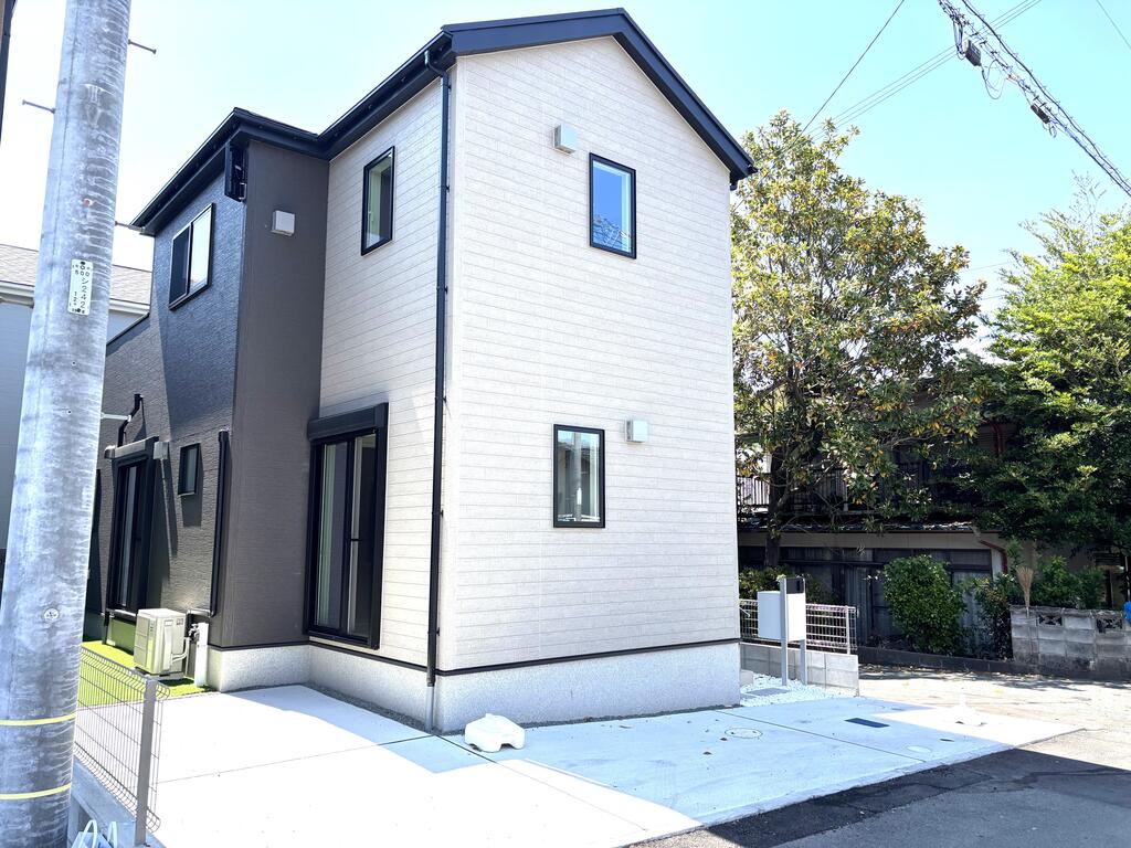 建物外観　開放感のある角地です。