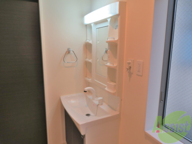 洗面設備　独立洗面台です。朝の身支度が楽しくなりそうですね。