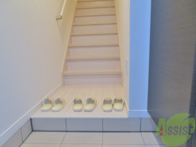 玄関　玄関から撮影しました。階段は急すぎないので安心してください。