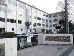 中学校　富雄中学校（中学校）まで742m