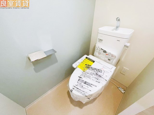 トイレ　※このお写真は新築時のお写真です。現状優先