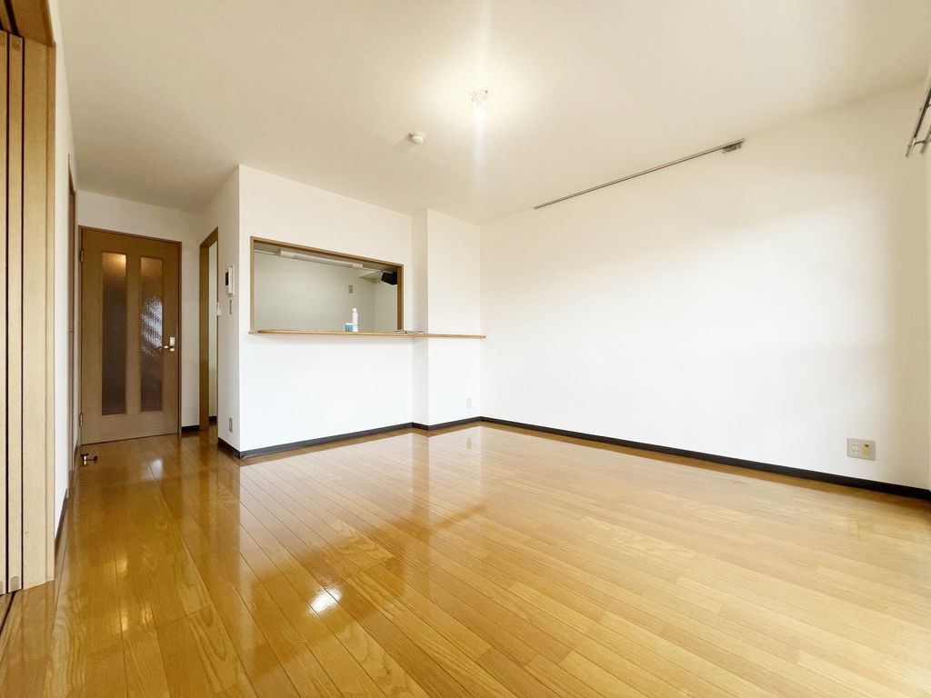 居室・リビング　広々リビングで家族団らんできますね。