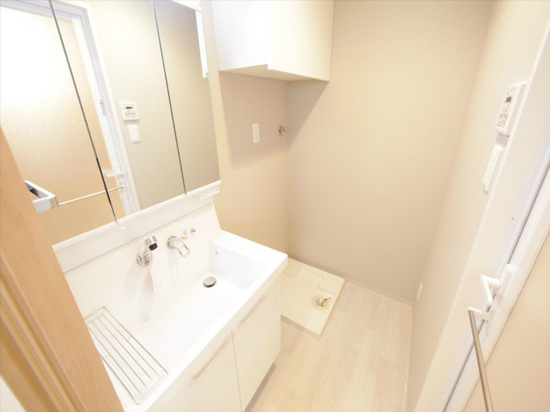 洗面設備　脱衣所　独立洗面台（シャンプードレッサー付）収納スペース有