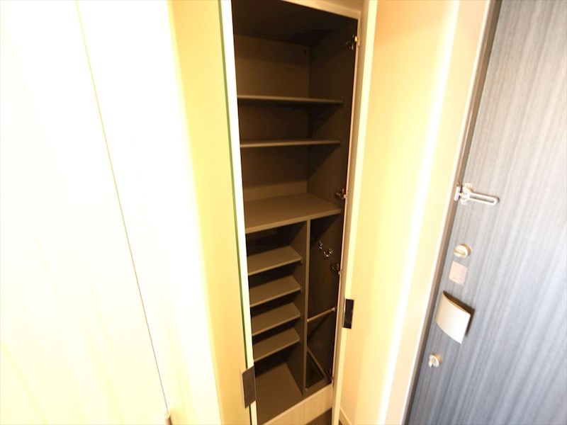 玄関　玄関　シューズボックス付（収納充実してます）