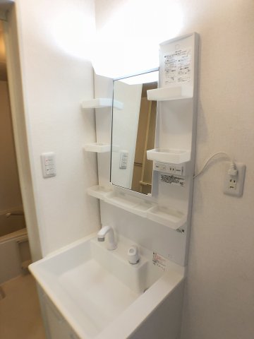 洗面設備　温水シャワー付洗面化粧台