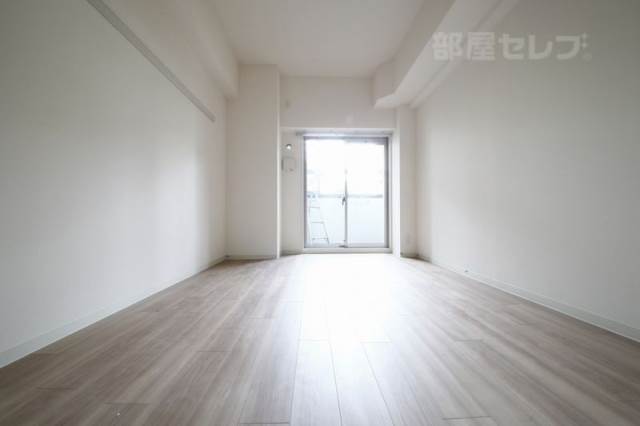 居室・リビング　反転の間取りの写真を使用しています