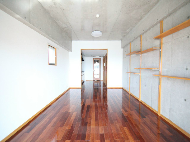 居室・リビング　洋室13帖　収納棚充実してます　デザイナーズ　角部屋　窓付