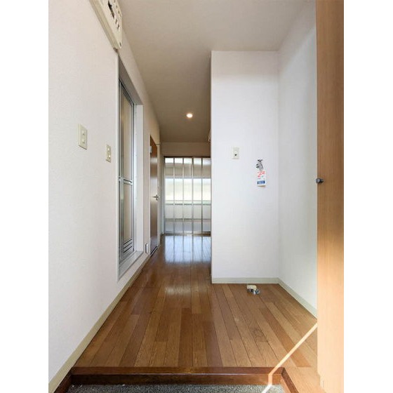 玄関　玄関入口部分です。洗濯機置き場もあります！