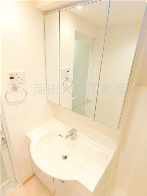 洗面設備　3面鏡の独立洗面台　洗面脱衣所