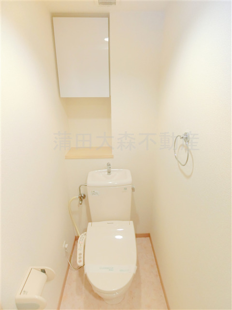 トイレ　棚収納と温水暖房便座付きのトイレ