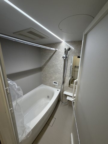 玄関　玄関横に広々スペースアリ