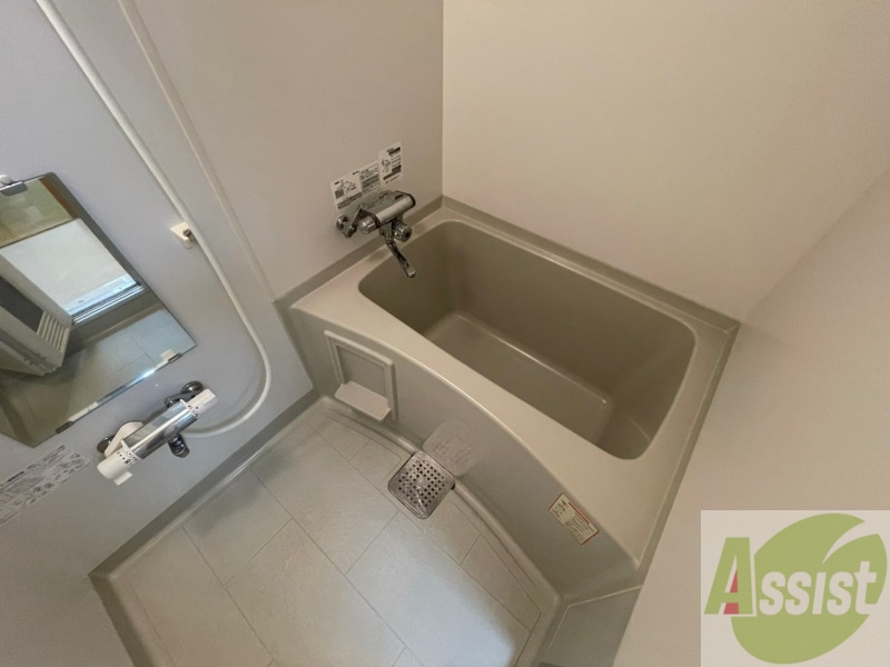 バス・シャワールーム　明るいバスルームです。浴槽にゆっくり浸かれそうです。