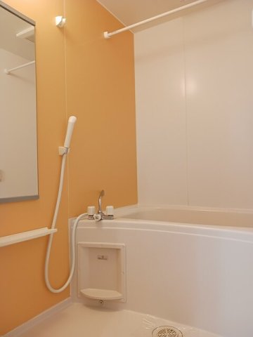 バス・シャワールーム　コンパクトで使いやすいお風呂です