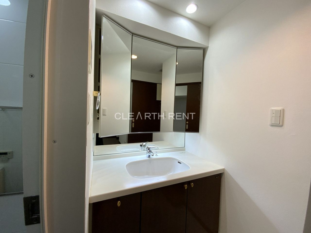 洗面設備　三面鏡付洗面台/外出前の身支度にも便利です