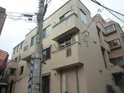 建物外観　鉄骨造のがっしりした建物。