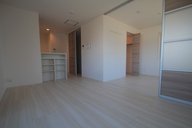 居室・リビング　１１．１６帖のＬＤＫ～洋室