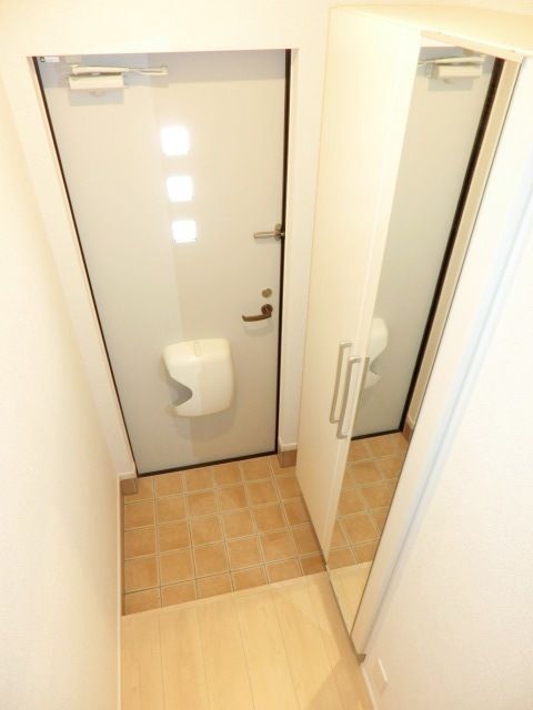 玄関　鏡が付いてるので身だしなみバッチリ！