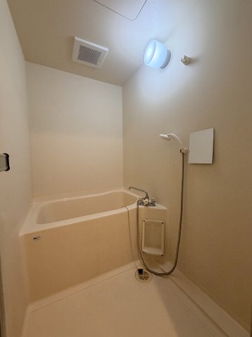 バス・シャワールーム　嬉しいバス・トイレ別※クリーニング前の写真です