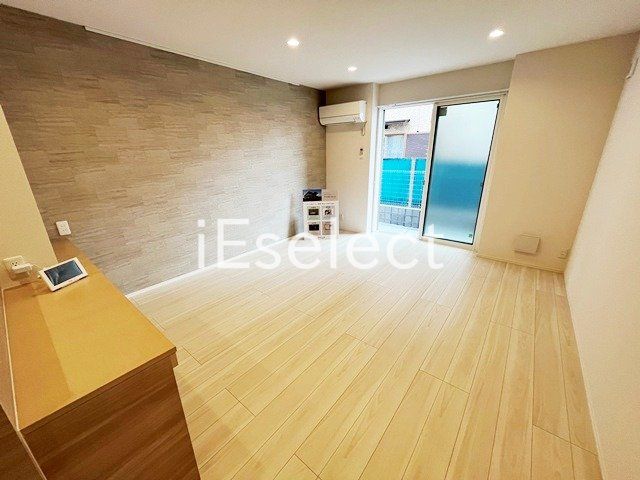 居室・リビング　窓も大きく明るいですね