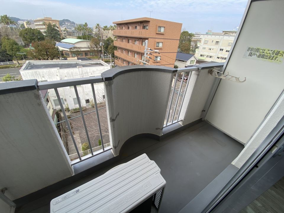 バルコニー　白を基調とした清潔感あるお部屋です