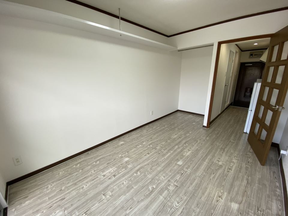 居室・リビング　明るいお部屋・吊り棚あります