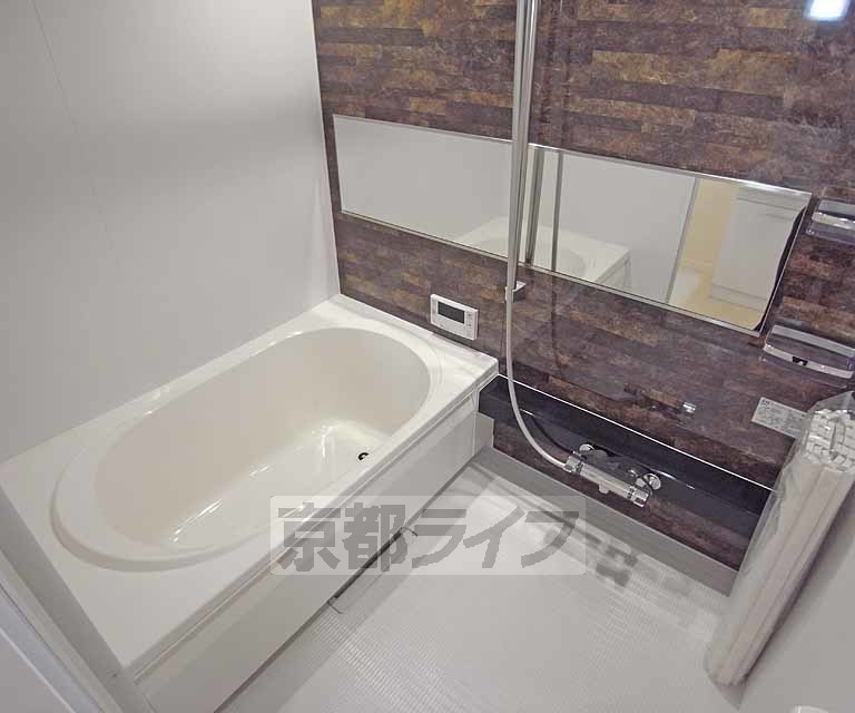 バス・シャワールーム　広めの浴室です。