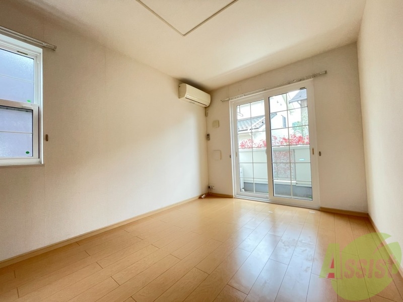 居室・リビング　リビングは１２．３帖と広いので、大きな家具もおけます。