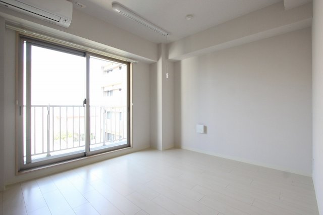 居室・リビング　同物件別号室のものです。