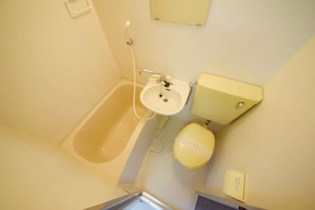 バス・シャワールーム　～３点ユニットバスはお掃除がらくらくですよ～