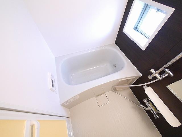 バス・シャワールーム　窓があるので浴室の換気もすっきり