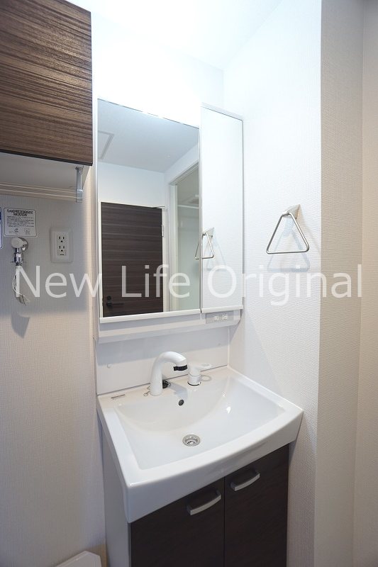 洗面設備　シャワー付き洗面台で朝の支度も楽にできます☆
