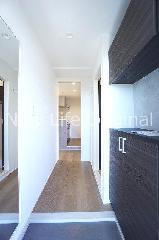 玄関　玄関には姿見がございます☆