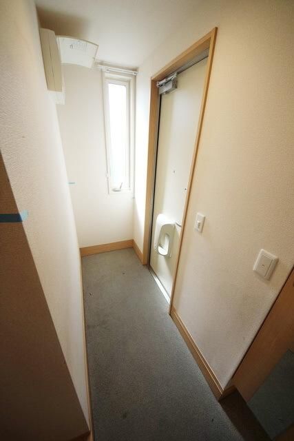 玄関　同物件別部屋写真