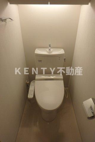 トイレ　落ち着いた色調のトイレです