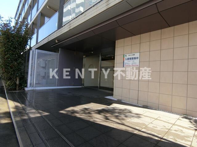 エントランス　落ち着いたエントランスです