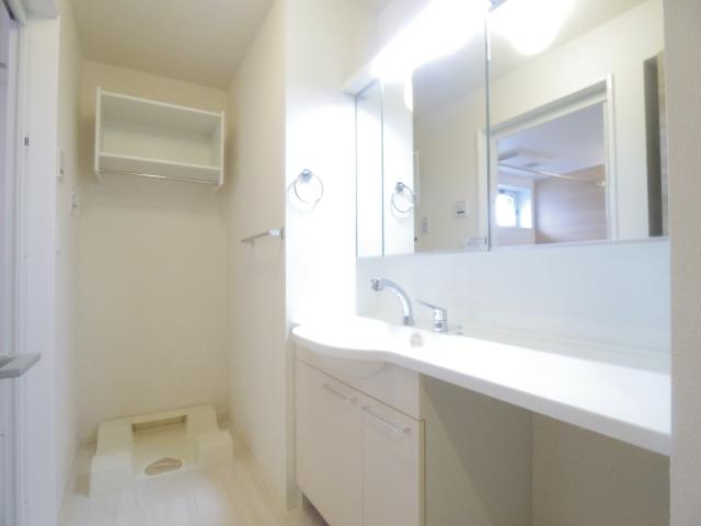 洗面設備　ゆったりとスペースのある洗面所