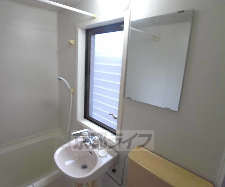 洗面設備　きれいな洗面台です