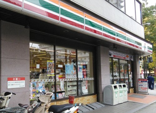 コンビニ　セブンイレブン 伊勢佐木長者町駅前店（コンビニ）まで318m