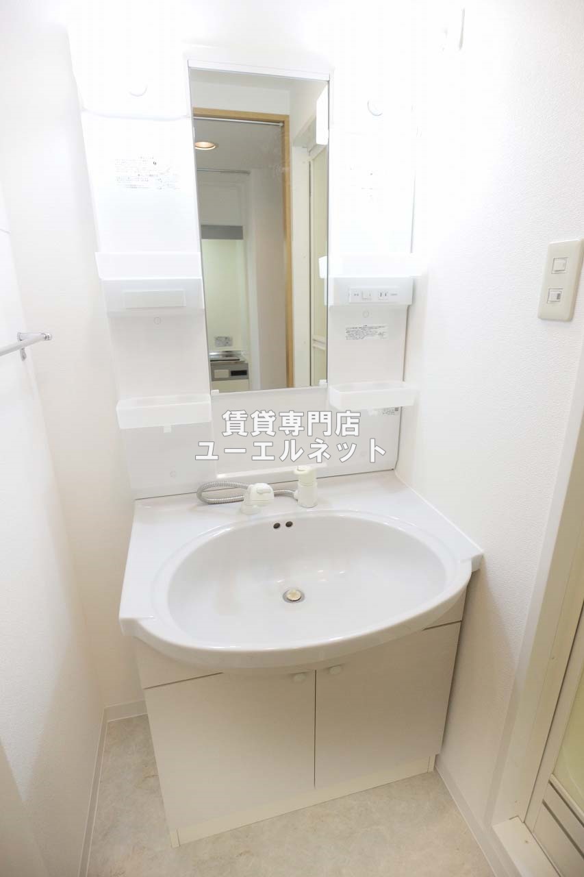 洗面設備　清潔感ある独立洗面台で毎日気持ちよく♪