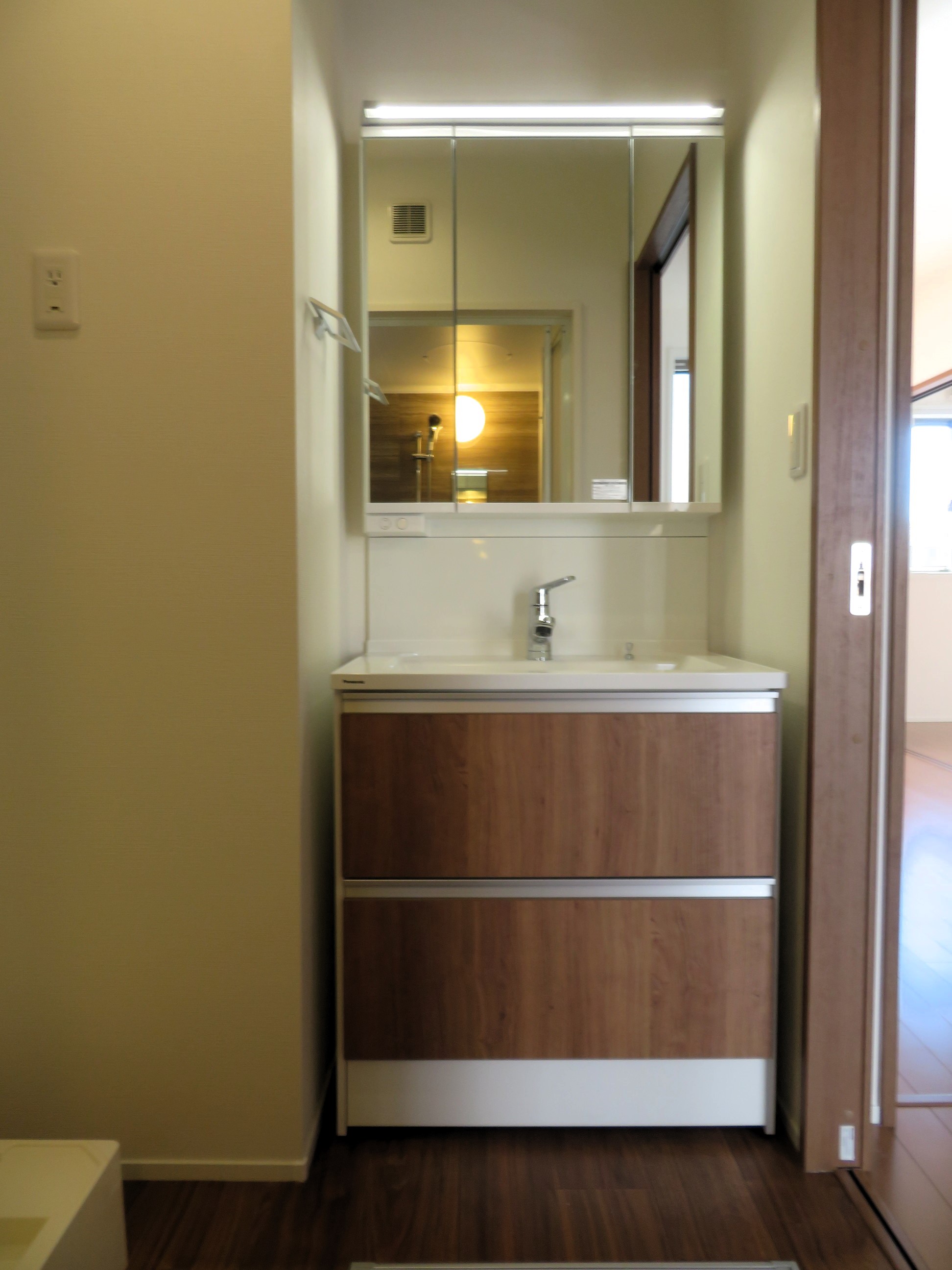 洗面設備　独立洗面台は忙しい朝の見方です。